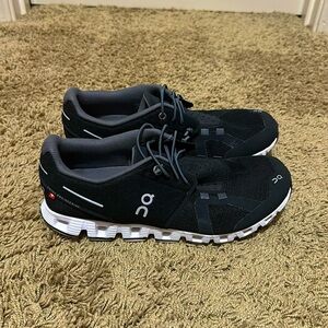 On Cloud 5, in black and white, size 7.